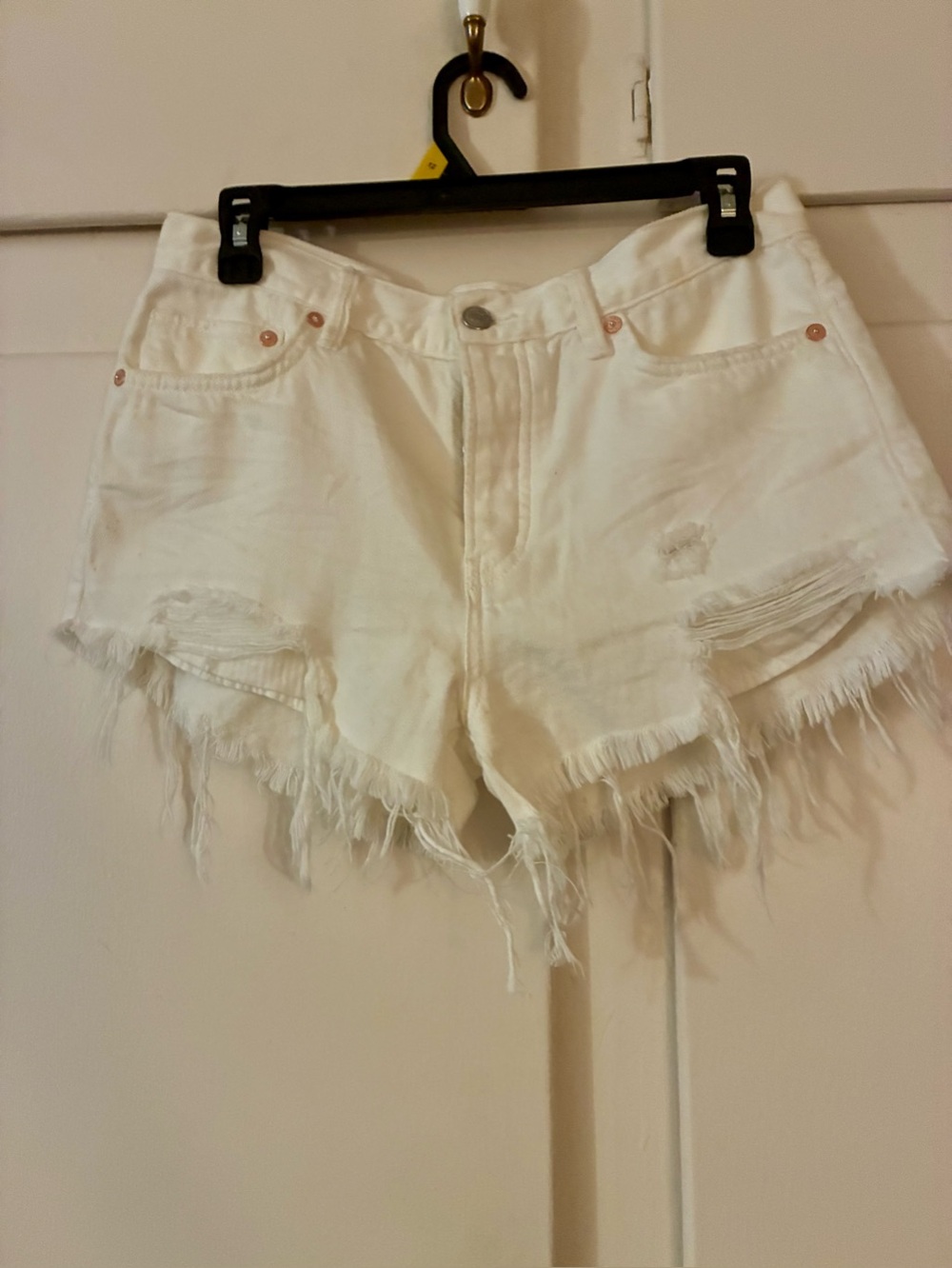 We The Free  .. Free People White Distressed Frayed Denim Shorts🌺